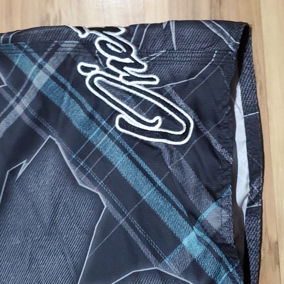 O'Niell men's tropical boardshorts - Picture 2 of 10